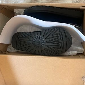 New never worn: Ugg tasman USA SZ 5 Black